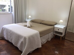 2 Schlafzimmer, Schreibtisch, Bügeleisen/Bügelbrett, WLAN