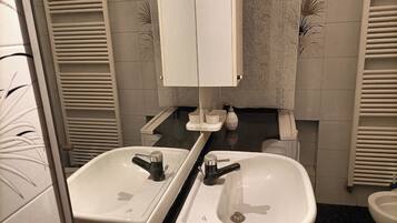 Douche, sèche-cheveux, bidet, serviettes fournies