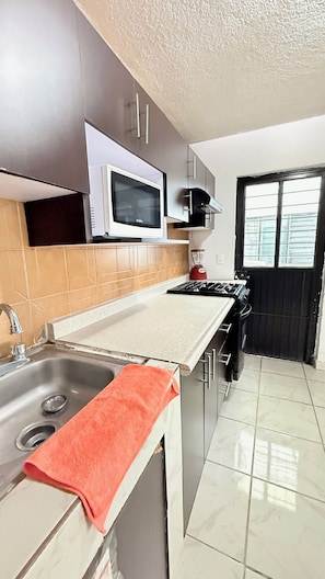 Kühlschrank, Mikrowelle, Ofen, Geschirrspüler