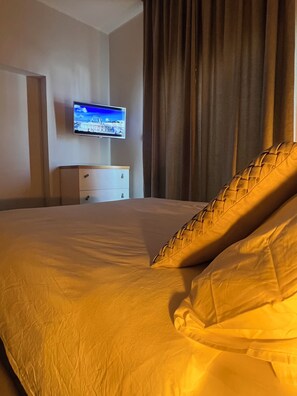 1 habitación, tabla de planchar con plancha, wifi gratis y ropa de cama 