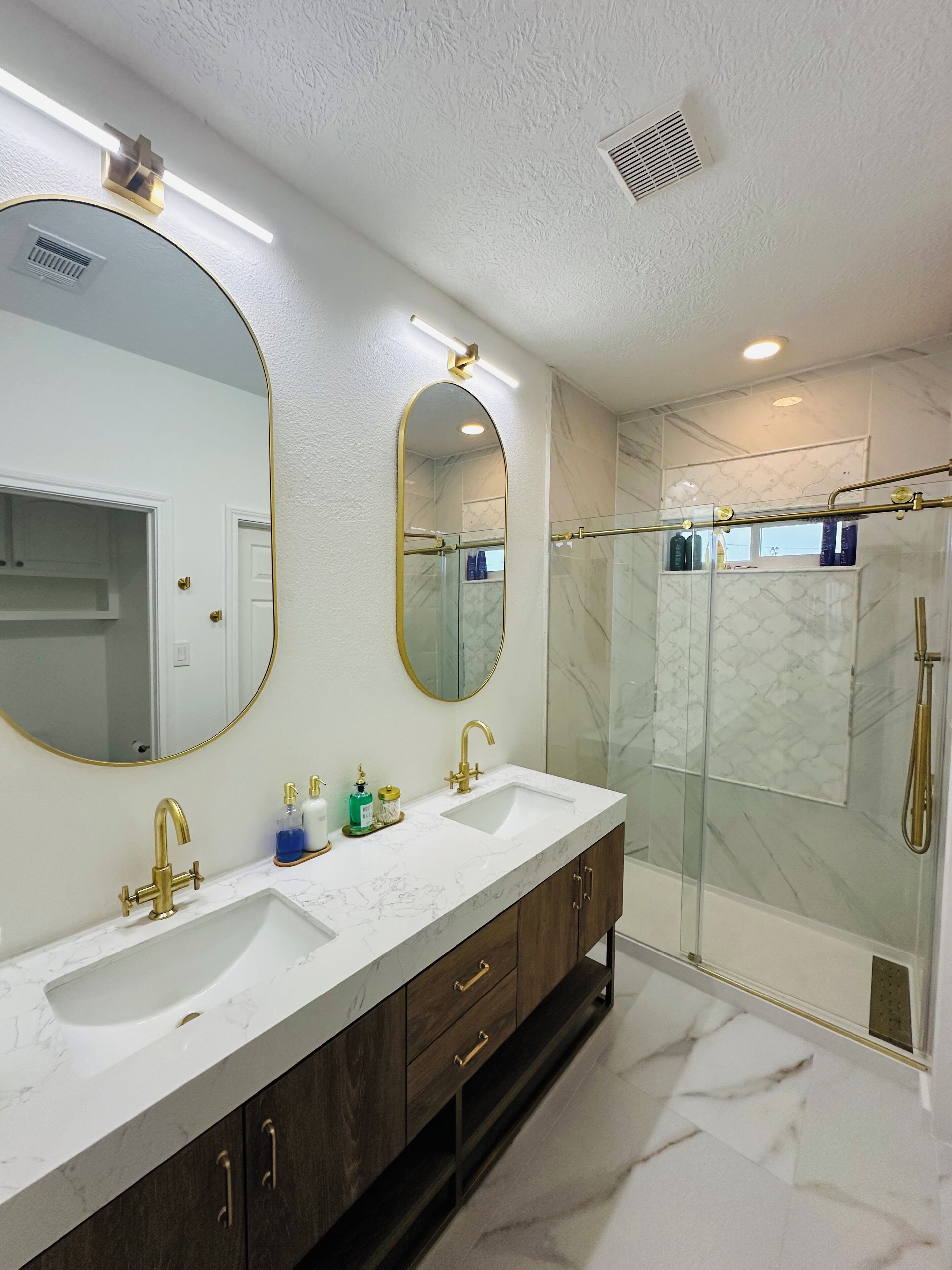 Tranquil Beachfront Home! Sleeps 12 & Pet friendly