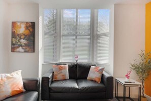 TV - NEW! Modern 5-Bed Flat in Thornaby Rd, Big groups! (Thornaby)