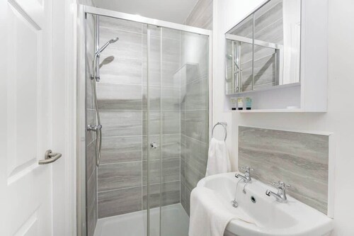 Modern 5 Bed Flat in Thornaby Road For Big Groups