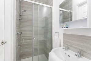 Bathroom - NEW! Modern 5-Bed Flat in Thornaby Rd, Big groups! (Thornaby)