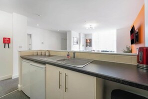Fridge, microwave, oven, dining tables - NEW! Modern 5-Bed Flat in Thornaby Rd, Big groups! (Thornaby)