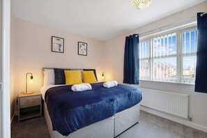 2 bedrooms, WiFi, bed sheets - Bright 6-Sleeper With Parking Close to Town Centre (Thornaby)