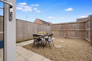 Outdoor dining - Bright 6-Sleeper With Parking Close to Town Centre (Thornaby)