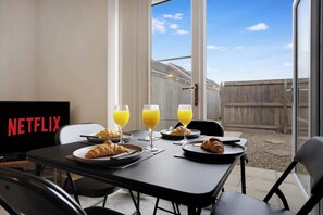 Dining - Bright 6-Sleeper With Parking Close to Town Centre (Thornaby)