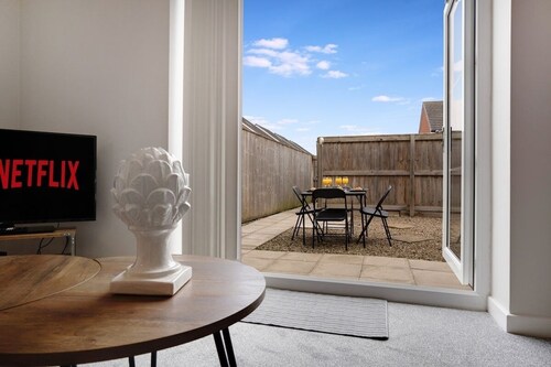 New! Charming 2-bed Home in Nevis Walk, Sleeps 6!