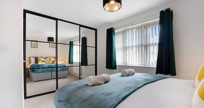 New! Stylish 2-Bed Home in Nevis Walk, Sleeps 6!