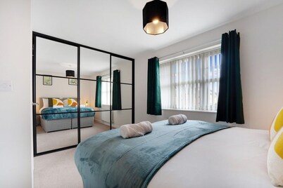 New! Stylish 2-Bed Home in Nevis Walk, Sleeps 6!