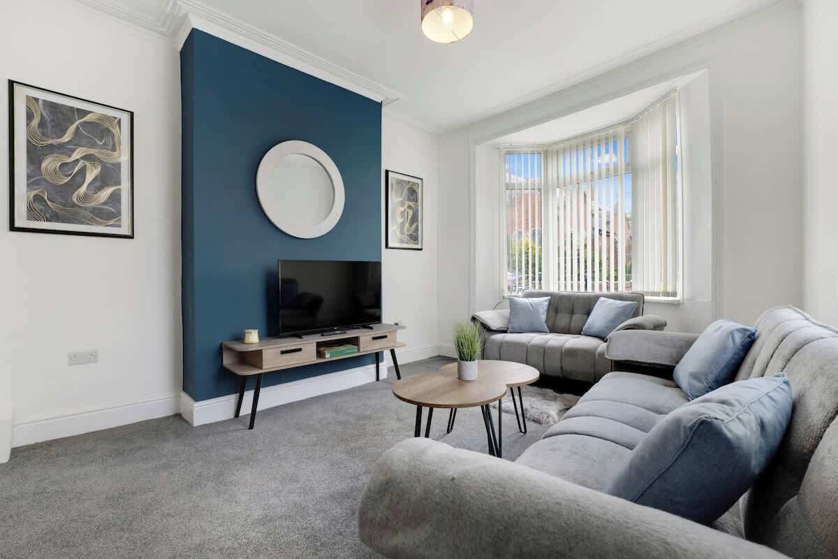 Spacious living room equipped with a SMART TV with Netflix and plenty of space to sit down and relax. 