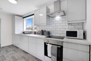 Frigorífico, microondas, horno y placa de cocina