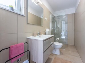 Dusche, Haartrockner, Handtücher
