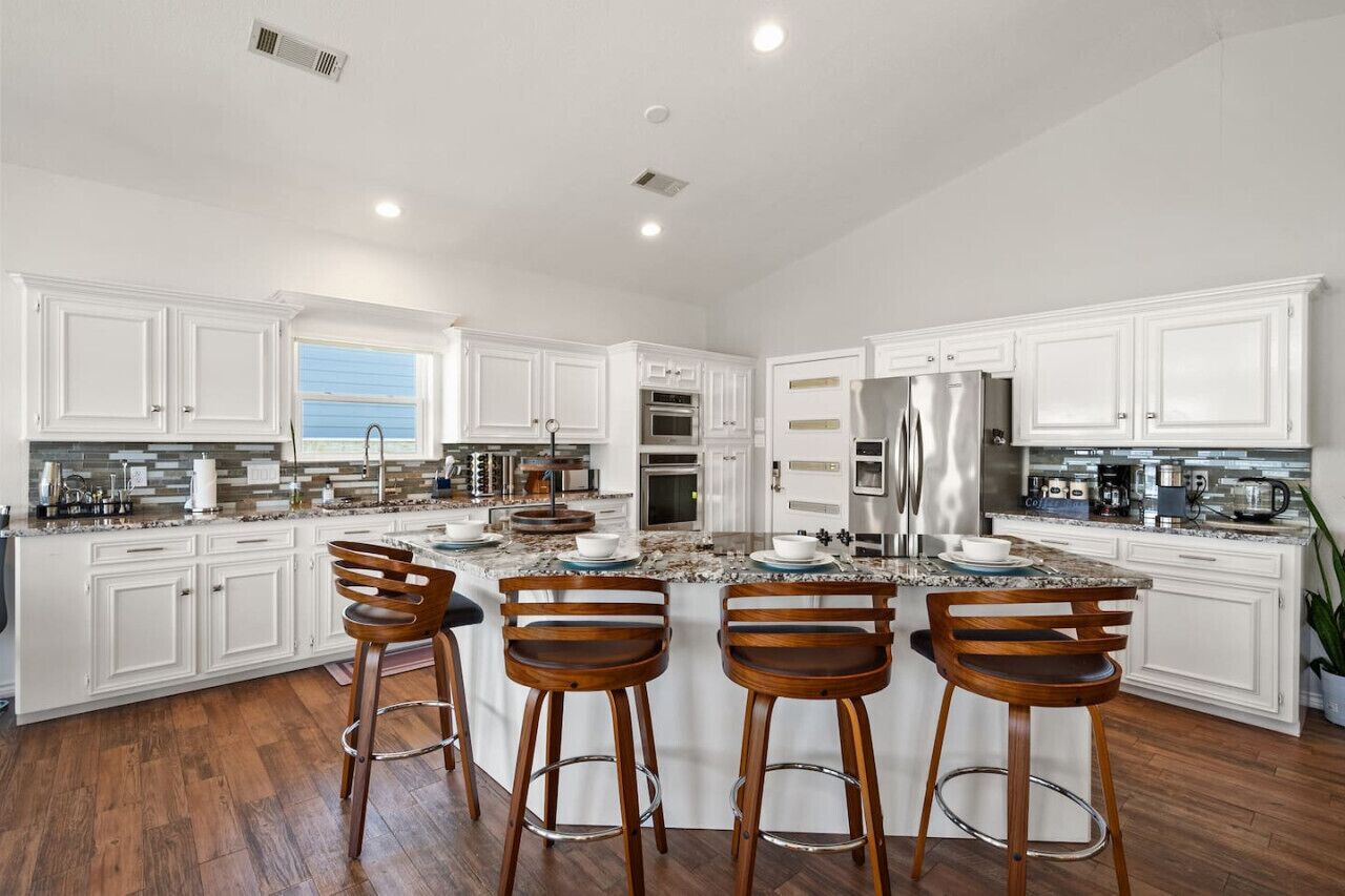 Réfrigérateur, four à micro-ondes, un four, surface de cuisson