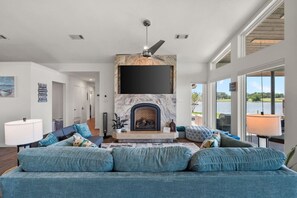 Una Smart TV, una chimenea