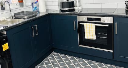 Convenient & spacious house close to golf club and easy links to central London.