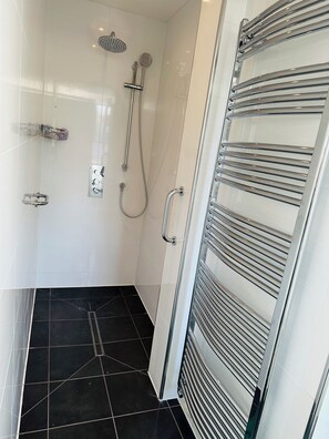 Dusche, Haartrockner, Handtücher, Seife