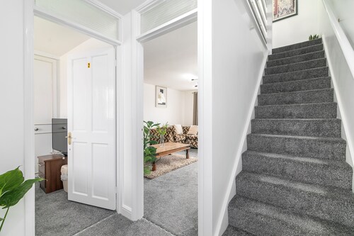 Convenient & spacious house close to golf club and easy links to central London.