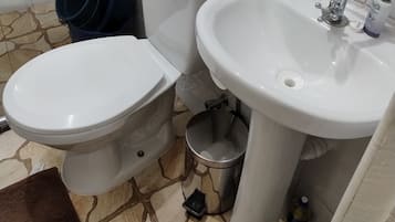 毛巾、肥皂、卫生纸