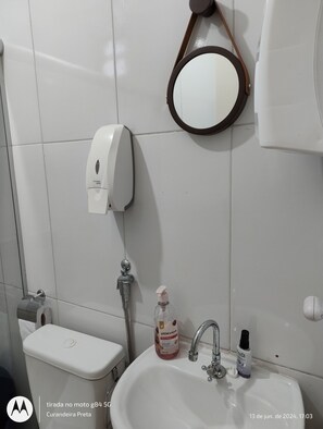 Toallas, jabón, papel de baño