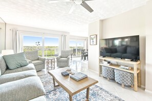 Een smart-tv en een kantoor