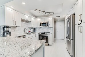 Frigorífico, microondas, horno y placa de cocina