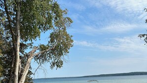 Eine hölzerne Anlegestelle erstreckt sich in ruhiges Wasser, mit einem Boot, das am Ende vertäut ist.