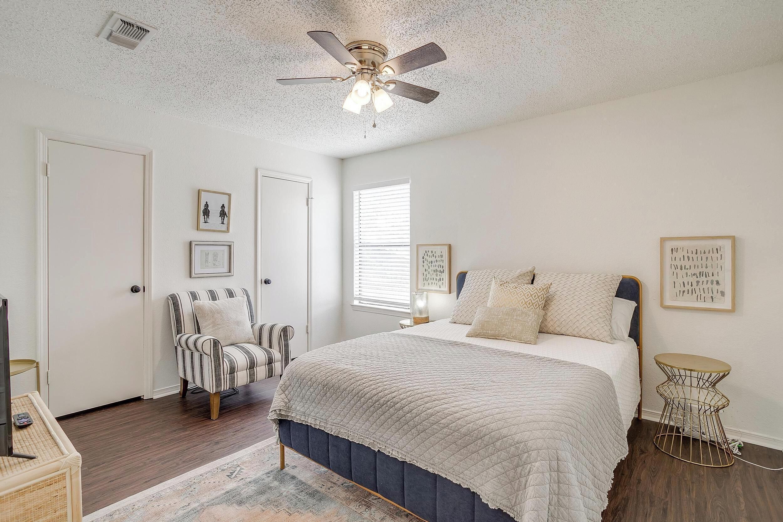 2 slaapkamers, een strijkplank/strijkijzer, gratis wifi, beddengoed