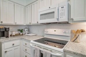 Fridge, microwave, oven, stovetop - Stay Local in the Fort (Benbrook)