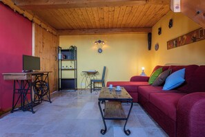 Apartment | Living area | 32-inch flat-screen TV with satellite channels