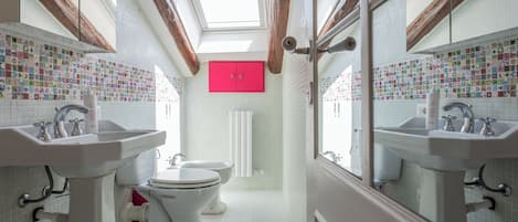 Apartment | Bathroom | Shower, rainfall showerhead, free toiletries, hair dryer