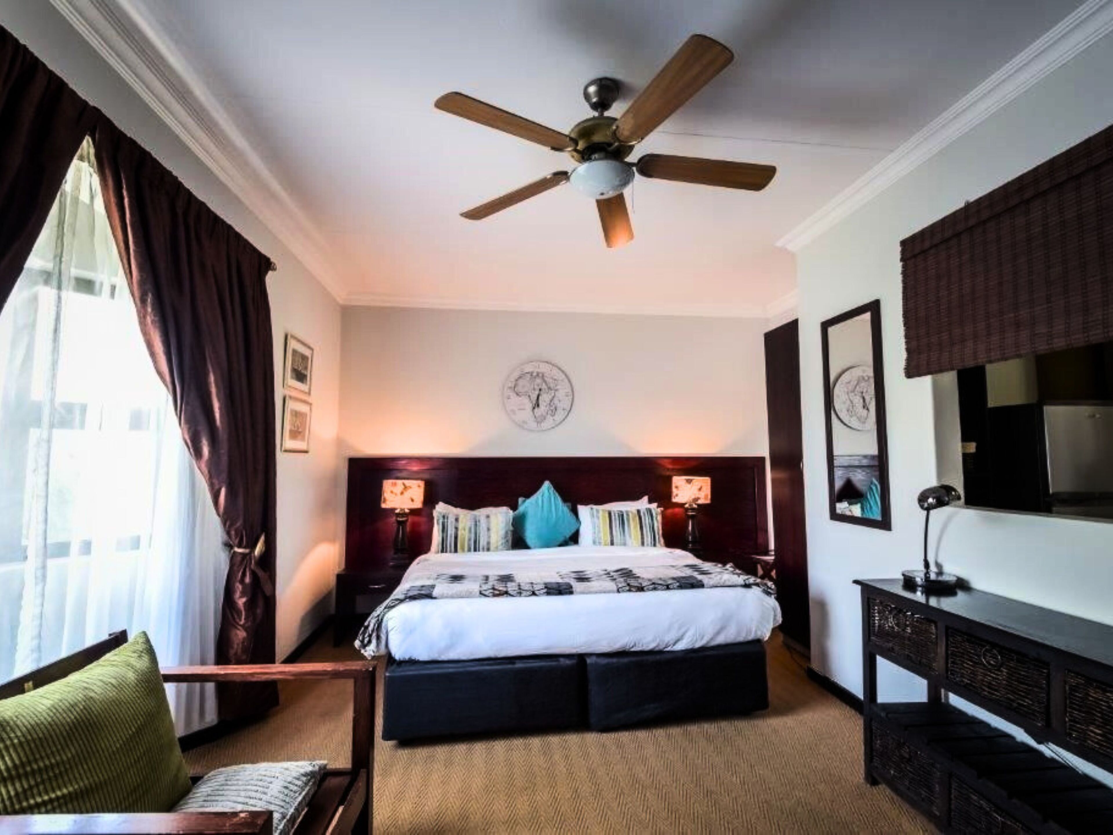 غرفة تنفيذية | خزنة داخل الغرفة ومكواة/لوح كي وأسرّة أطفال/رضّع (مجانًا)