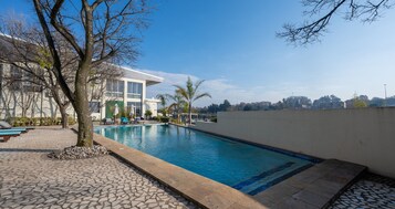 Una piscina al aire libre