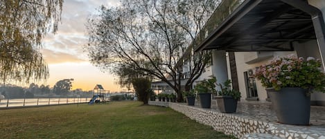 Hồ bơi ngoài trời