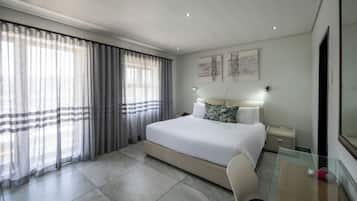 Executive Suite | In-room safe, iron/ironing board, free cribs/infant beds, free WiFi