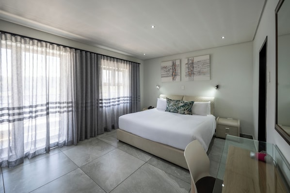 In-room safe, desk, laptop workspace, iron/ironing board - ANEW Hotel & Convention Centre OR Tambo (Benoni)