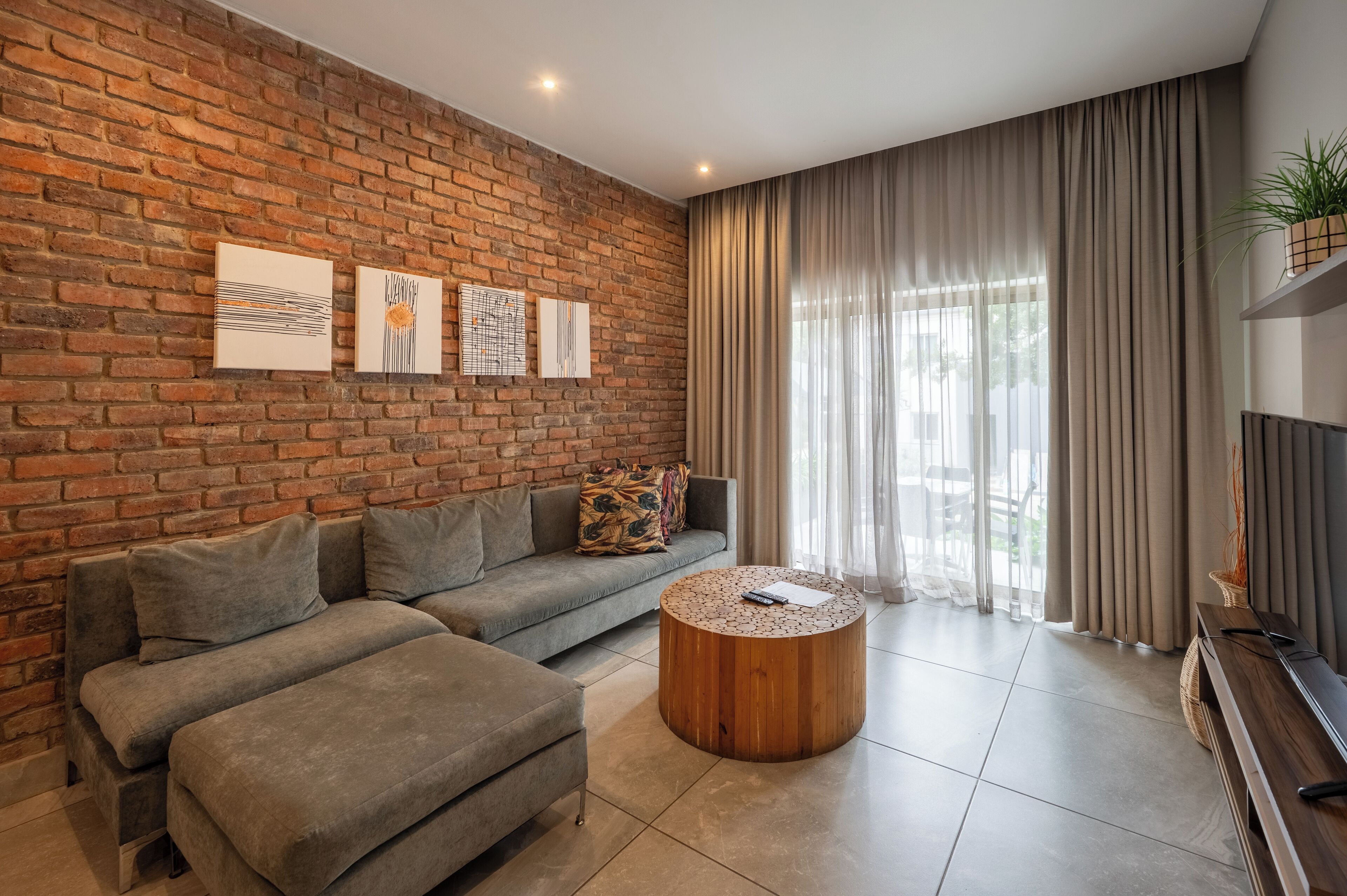 Apartamento, 2 habitaciones | Zona de estar | Televisión de pantalla plana de 32 pulgadas con canales por satélite