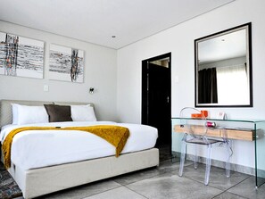 Kamar Eksekutif | Brankas, setrika/meja setrika, dan tempat tidur bayi gratis