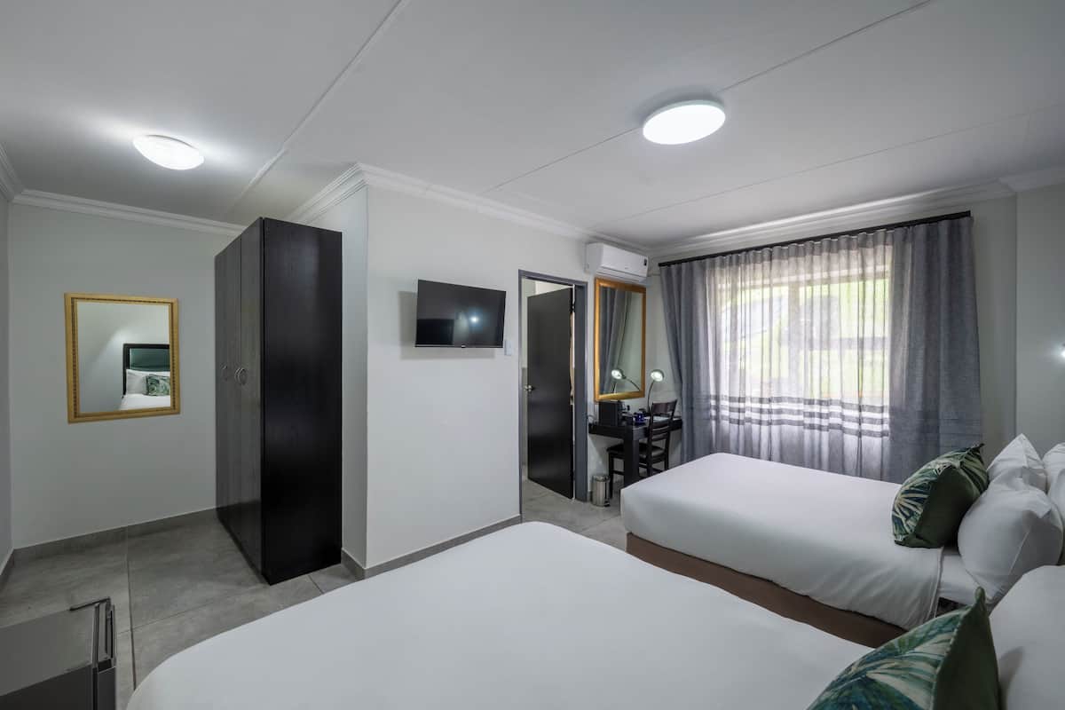 Family Room | In-room safe, iron/ironing board, free cribs/infant beds, free WiFi