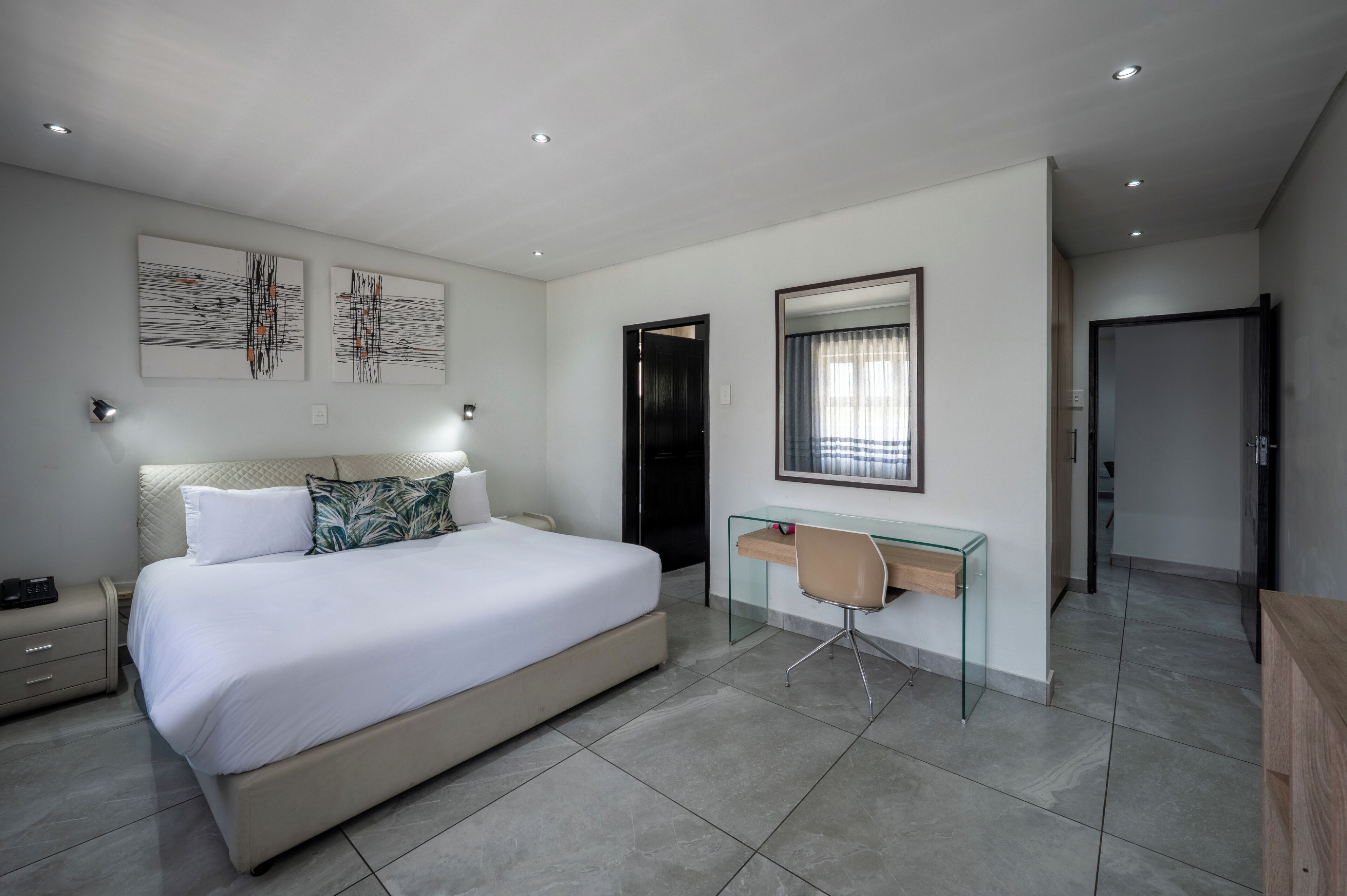 Executive Suite | In-room safe, iron/ironing board, free cribs/infant beds, free WiFi