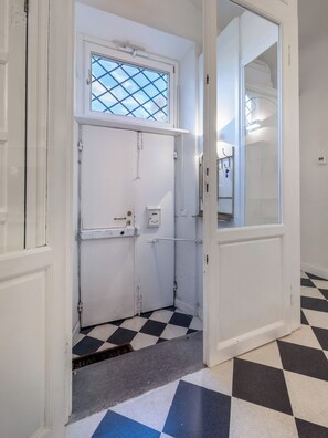 Dusche, umweltfreundliche Kosmetikartikel, Haartrockner, Bidet