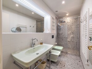 Dusche, umweltfreundliche Kosmetikartikel, Haartrockner, Bidet