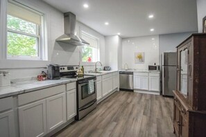 Mikrowelle, Herdplatte, Geschirrspüler