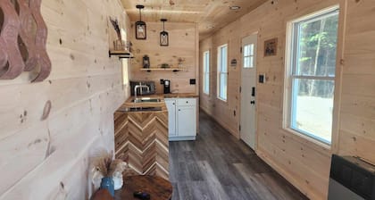 Cozy cabin in lovely Errol with Direct trail access, close to town (cabin 2)