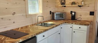 Cozy cabin in lovely Errol with Direct trail access, close to town (cabin 2)