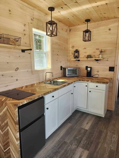 Cozy cabin in lovely Errol with Direct trail access, close to town (cabin 2)