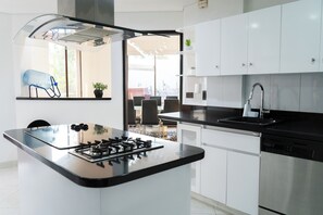 Kühlschrank, Mikrowelle, Ofen, Wasserkocher mit Kaffee-/Teezubehör