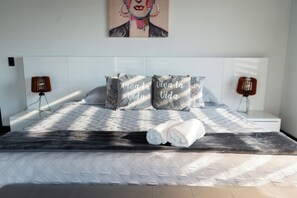 5 bedrooms, in-room safe, iron/ironing board, free WiFi - ROOMY HOUSE IN POBLADO/JACCUZZI/AC/VISITORS ALLOWED (Medellín)