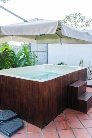Outdoor spa tub - ROOMY HOUSE IN POBLADO/JACCUZZI/AC/VISITORS ALLOWED (Medellín)